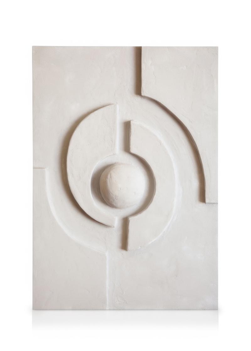 Sculpture murale contemporaine et abstraite avec des formes géométriques entrelacées en relief